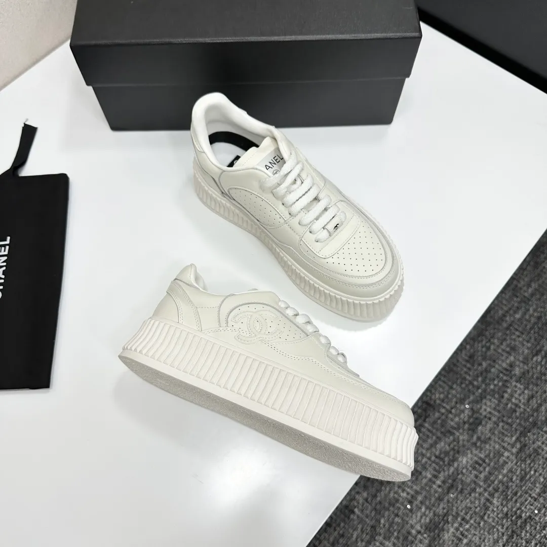 👟👟Ex-factory price 560👟👟Chanel Panda Shoes! 2025 counter's top casual sports shoes. This classic design; the upper is electro-embroidered with a variety of techniques; the outsole is fashionable and sporty; the unusual inclusion of a variety of color matching elements... The diversified mix and match is very good-looking and versatile, and can be used for leisure, fashion, sports, and outdoor... ꫛꫀꪝ Go➫ Materials: ❶Upper made of: original imported first-layer silk cowhide + original waterproof cloth + original first-layer cowhide ❷Inner lining: Breathable mesh ❸ Outsole based on: original TPU combination outsole, full set of boutique packaging for women 35–41